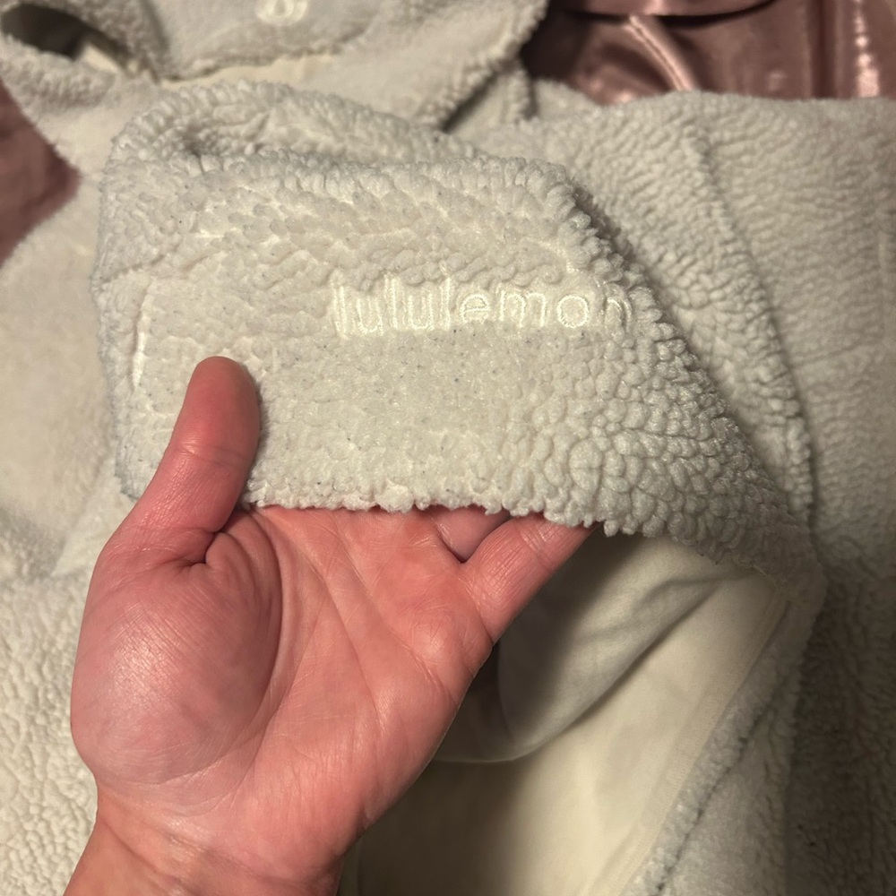 Lululemon Fleece Scuba. Great condition! Size M/L. Color Bone.